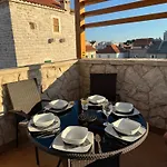 Prázdninový dům Downtown Stone House *