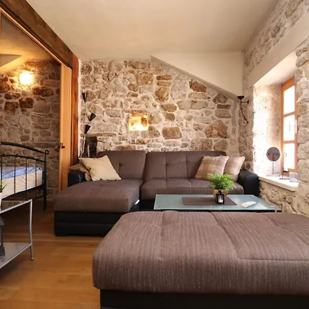Downtown Stone House * فوديس